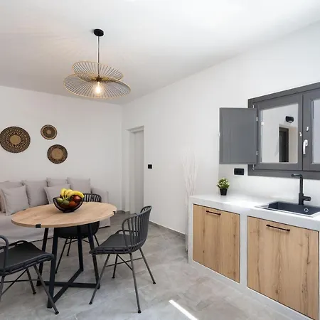 Almira Luxury Perivolos (Santorini)