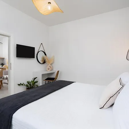 Almira Luxury Perivolos (Santorini)