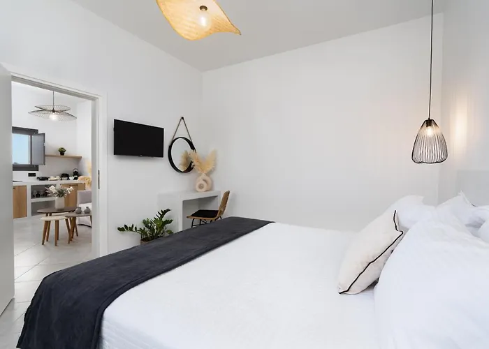 Almira Luxury Perivolos (Santorini)