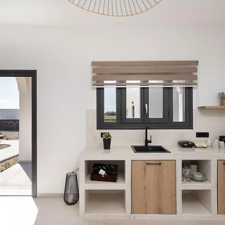 Almira Luxury Perivolos (Santorini)
