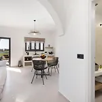 Almira Luxury Perivolos